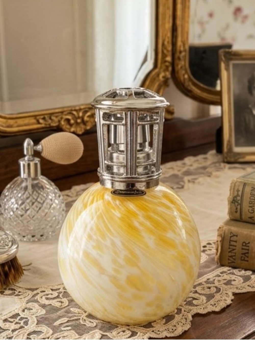 yellow and white swirled glass fragrance diffusion lamp